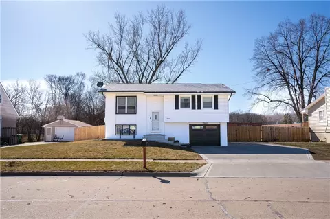 7840 Drake St, Clive, IA 50325