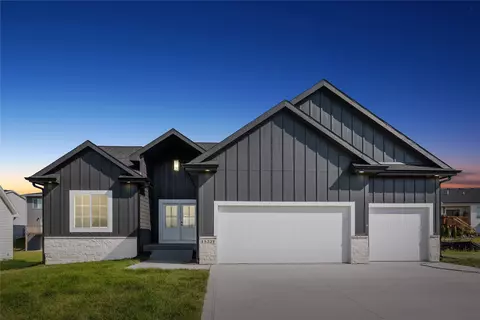 15221 Springbrook Trl, Urbandale, IA 50323