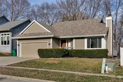 6805 Hickory Ln, Urbandale, IA 50322