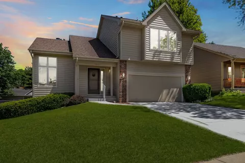 9333 Parkside Ln, Urbandale, IA 50322