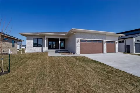 17969 Townsend Dr, Clive, IA 50325