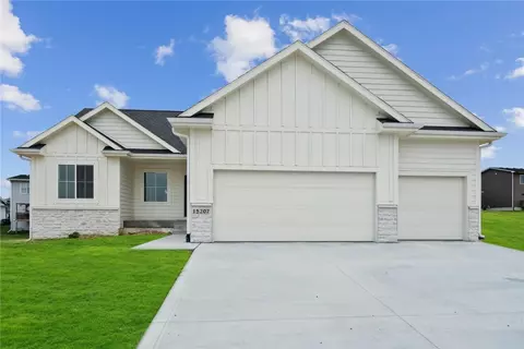 15207 Springbrook Trl, Urbandale, IA 50323