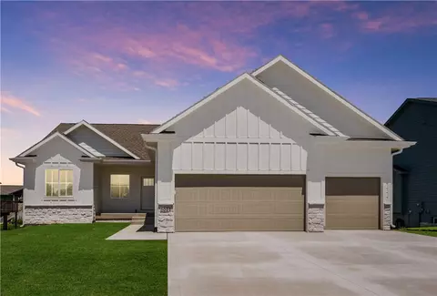 3001 Crest View Cir, Norwalk, IA 50211