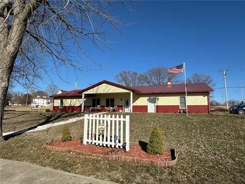 103 E Franklin St, Lacona, IA 50139