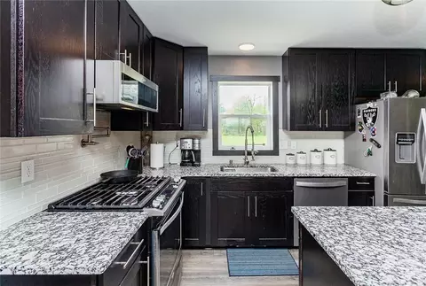106 6th St NE, Mitchellville, IA 50169