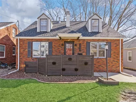 2205 40th Pl, Des Moines, IA 50310
