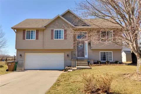 1230 Sunset Dr, Carlisle, IA 50047