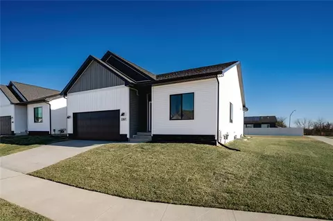 2207 Barry Dr, Adel, IA 50003