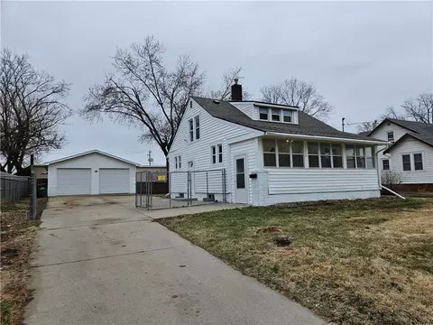 3826 69th St, Urbandale, IA 50322