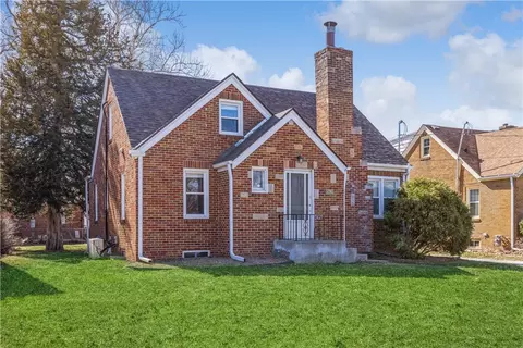4706 Urbandale Ave, Des Moines, IA 50310