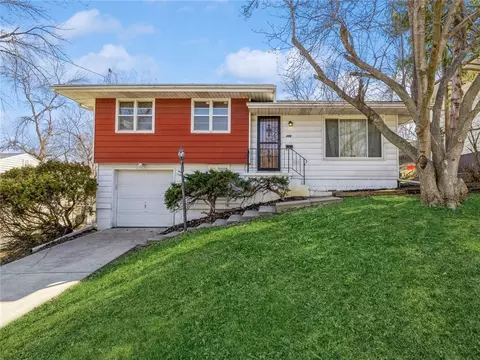 2414 Welbeck Rd, Des Moines, IA 50310