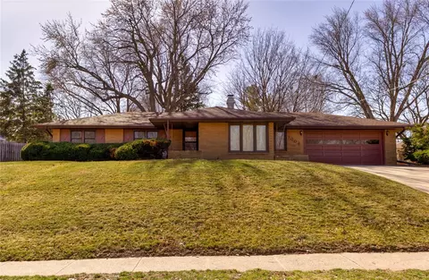 9004 Urbandale Ave, Urbandale, IA 50322