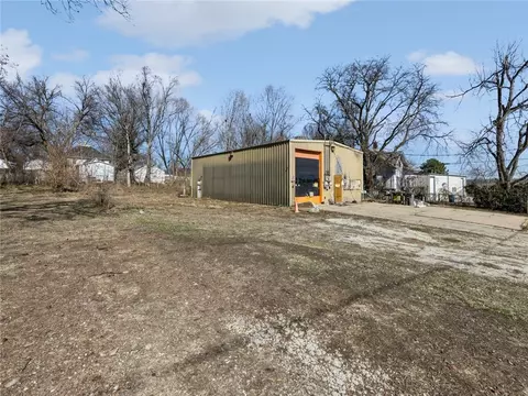 1824 Dean Ave, Des Moines, IA 50316