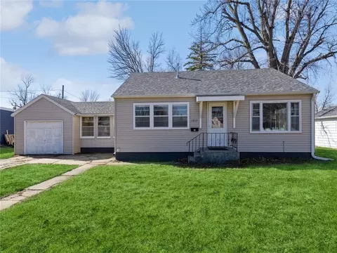 1517 Summer St, Grinnell, IA 50112