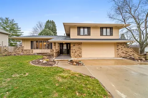 3305 Melanie Dr, Urbandale, IA 50322