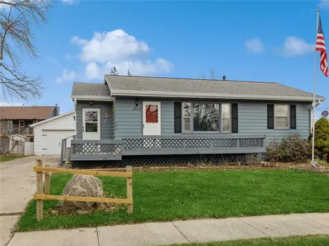 1012 E Girard Ave, Indianola, IA 50125