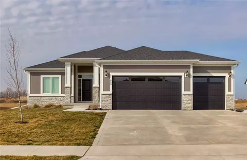 650 NW Stratford Dr, Waukee, IA 50263
