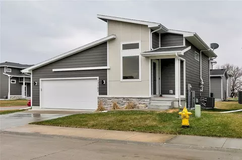 17102 Blue Sage Ln, Urbandale, IA 50323