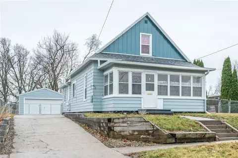 319 S 6th Ave W, Newton, IA 50208