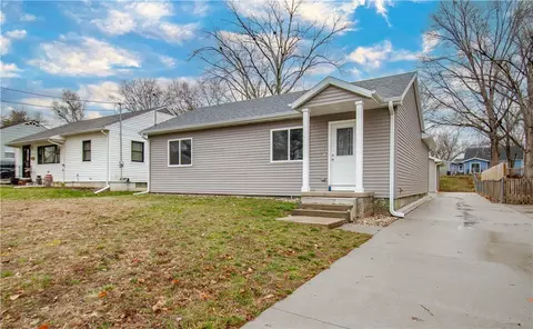 6109 Crown Ln, Des Moines, IA 50311