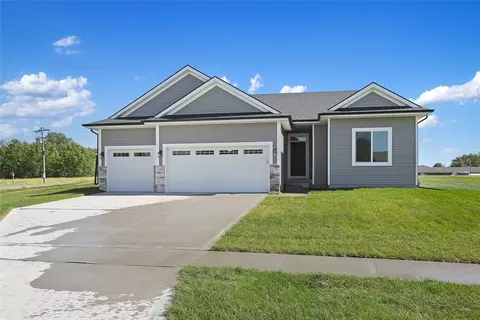 701 Fountain View Dr, Pella, IA 50219