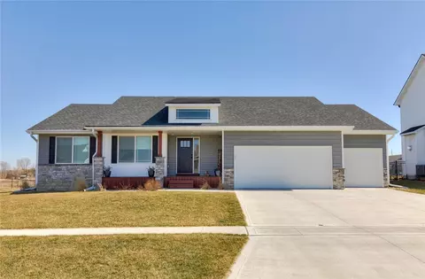 912 Ballard Dr, Huxley, IA 50124