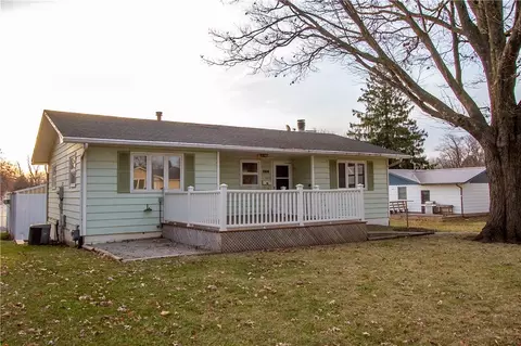 1104 W 3rd St, Pella, IA 50219