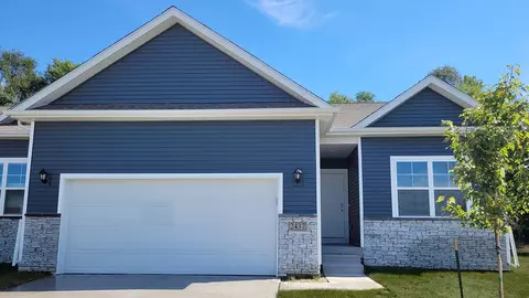 2437 Brook View Dr, Des Moines, IA 50317