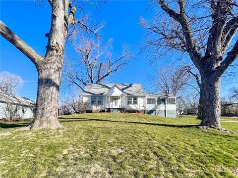 6605 Roseland Dr, Urbandale, IA 50322