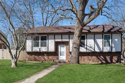 4918 E Oakwood Dr, Pleasant Hill, IA 50327