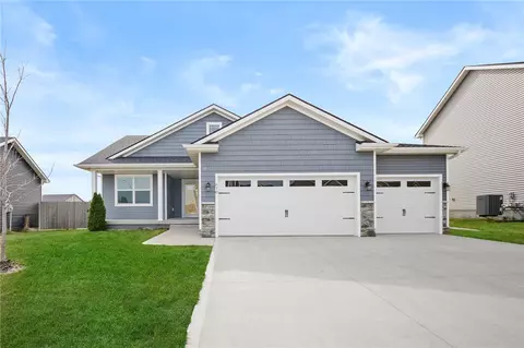 670 SE Maxwell Dr, Waukee, IA 50263