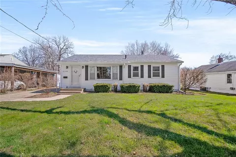 4105 67th St, Urbandale, IA 50322