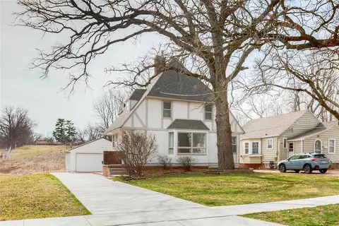 4222 Northwest Dr, Des Moines, IA 50310