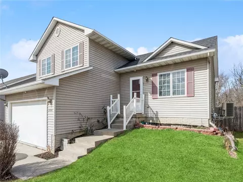 2448 Whispering Ridge Dr, Des Moines, IA 50320