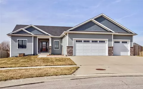 325 Hawthorne Cir, Gilbert, IA 50105