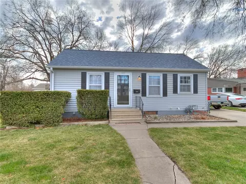 917 11th St, Nevada, IA 50201