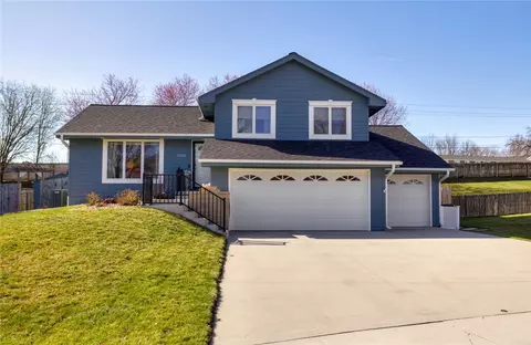 9098 Carpenter Circle Dr, Clive, IA 50325
