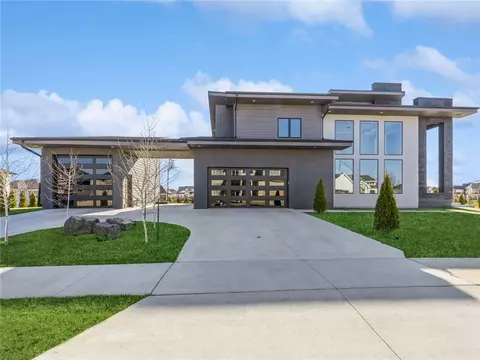 17933 Baxter Dr, Clive, IA 50325