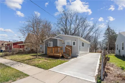 2323 Maple St, Des Moines, IA 50317