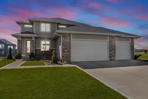 510 NE Dellwood Ct, Waukee, IA 50263