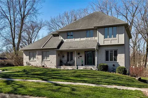 3210 Southern Woods Dr, Des Moines, IA 50321