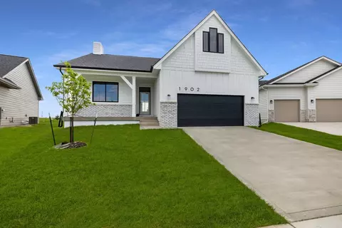 1902 Silver Maple Dr, Norwalk, IA 50211