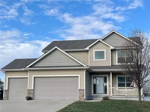 2400 SE Florence Dr, Waukee, IA 50263
