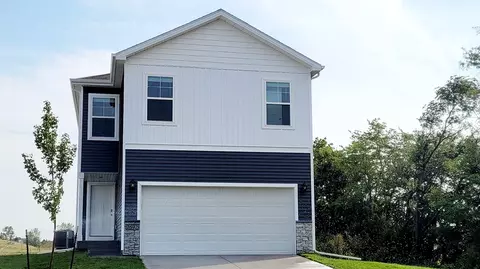 2692 SE Fox Valley Dr, West Des Moines, IA 50265