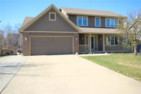8929 Highland Oaks Dr, Johnston, IA 50131