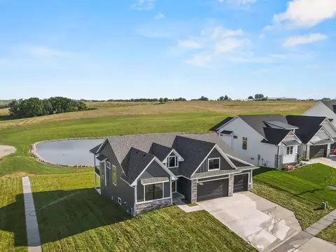 1124 Clearview Cir, Pella, IA 50219