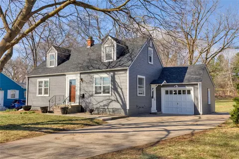 526 14th St, West Des Moines, IA 50265