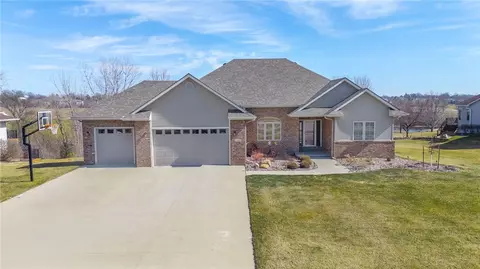 2404 W 10th Ave, Indianola, IA 50125