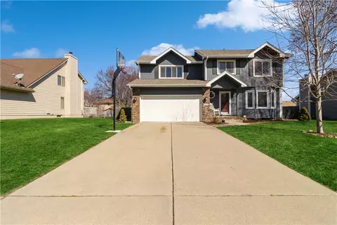 8015 Sutton Dr, Urbandale, IA 50322