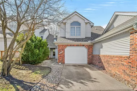 6854 Oakwood Dr, Urbandale, IA 50322